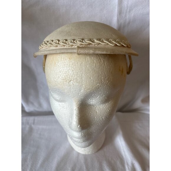 Vintage 1950s Beige Womens Pillbox Hat With Bow & Trimmed Edge Detail - Picture 2 of 12
